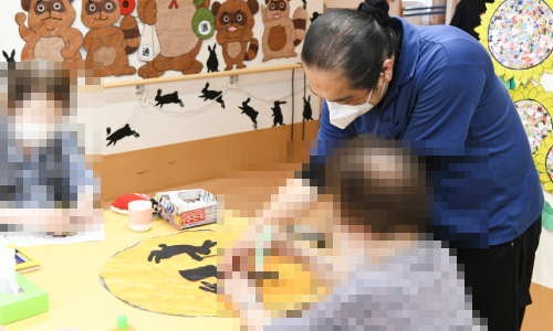ご利用者様と職員大勢で体操をしている様子