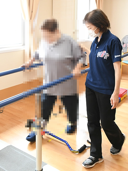 ご利用者様のリハビリを作業療法士が支えている様子