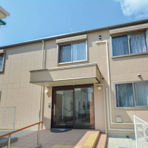 ケアビレッジたからの正面玄関が写っている様子