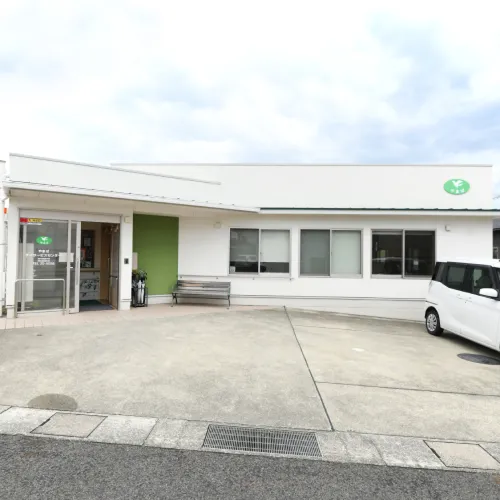 やまばデイサービスセンターの正面玄関が写っている様子