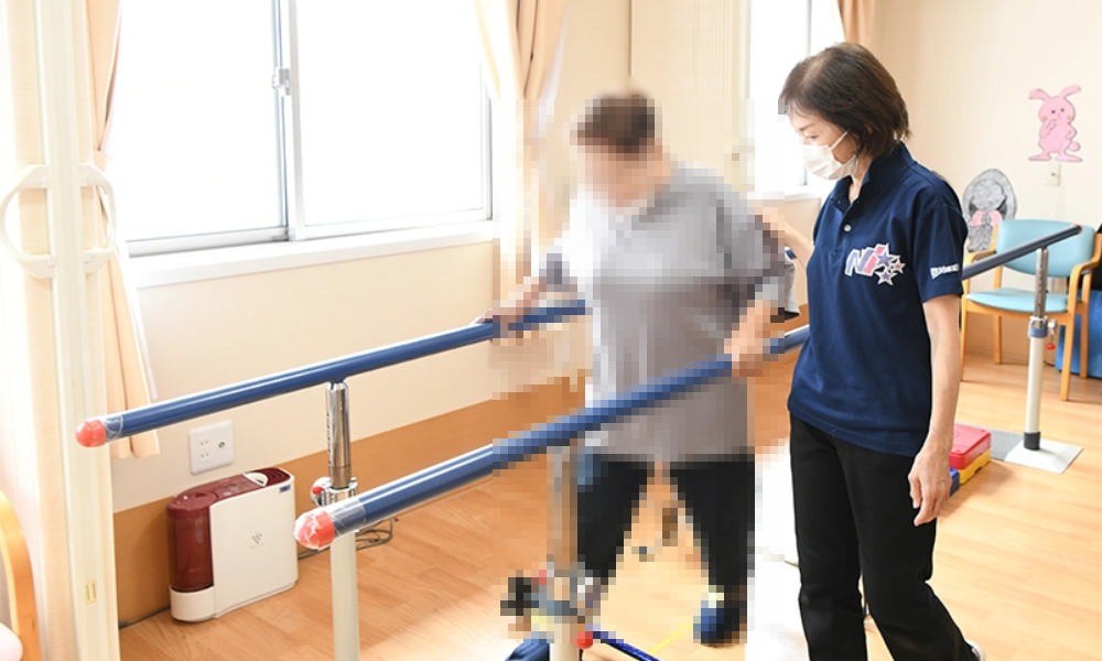 ご利用者様のリハビリを作業療法士が支えている様子
