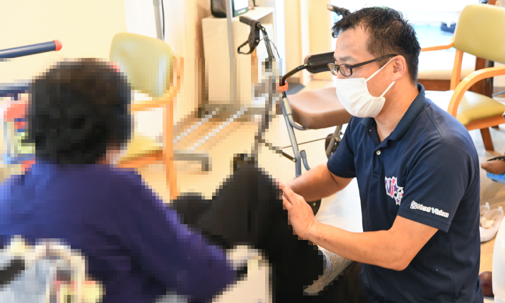 ご利用者様と職員が元気良く体操をしている様子