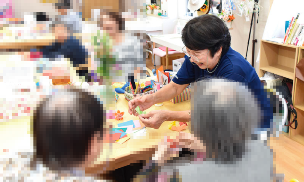 ご利用者様と職員大勢で体操をしている様子