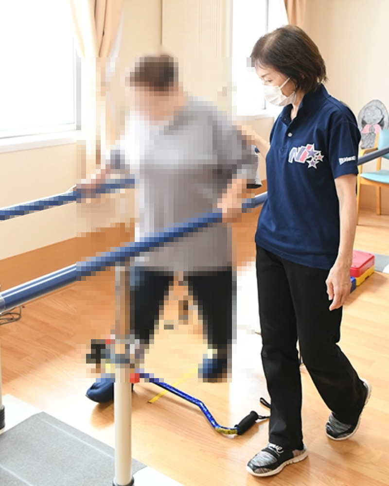 ご利用者様のリハビリを作業療法士が支えている様子