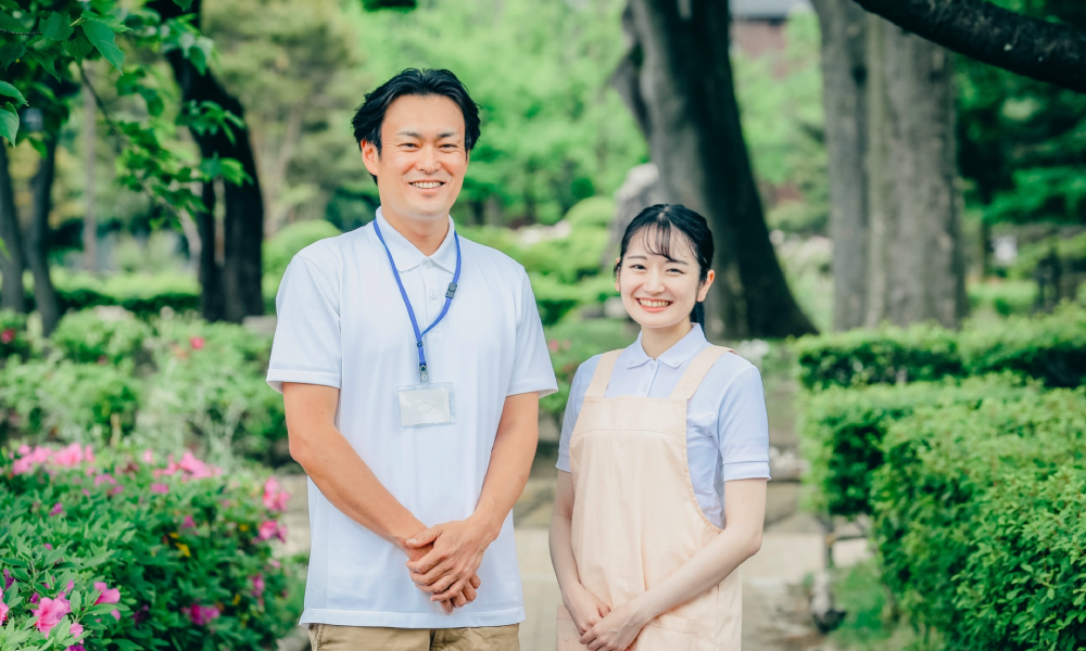 職員が笑顔で「お待ちしています」の様子