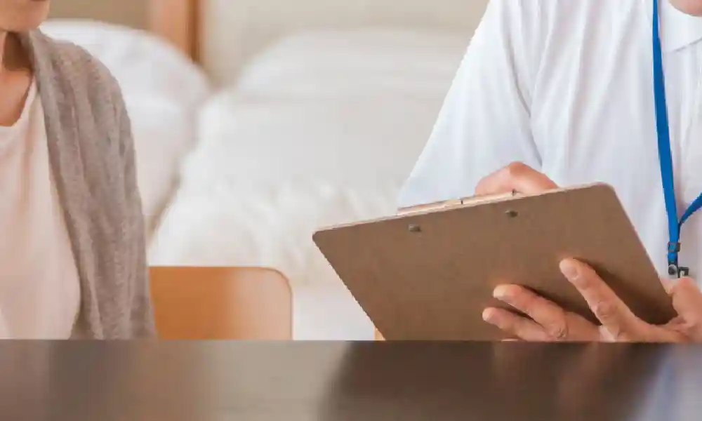 職員がご利用者様宅を訪問し、健診を行っている様子