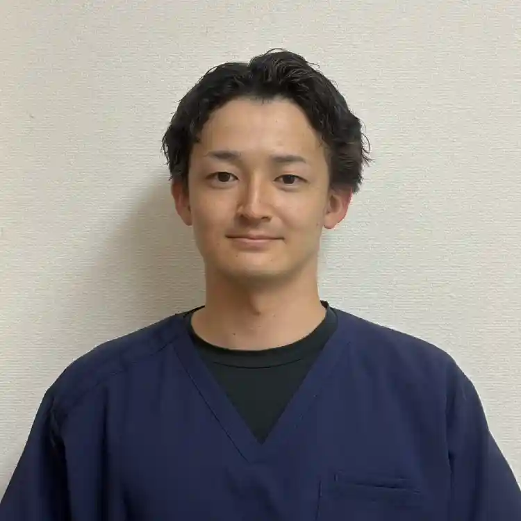 看護師兼サービス責任者のおおもりこうようが真剣な表情で写っている様子