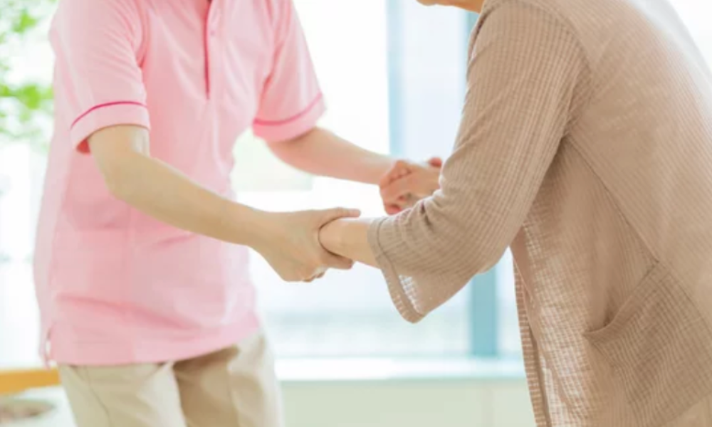 看護師がご利用者様のお宅を訪問している様子